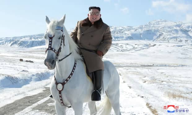 Kim Jong un cuoi ngua trang tren nui Truong Bach