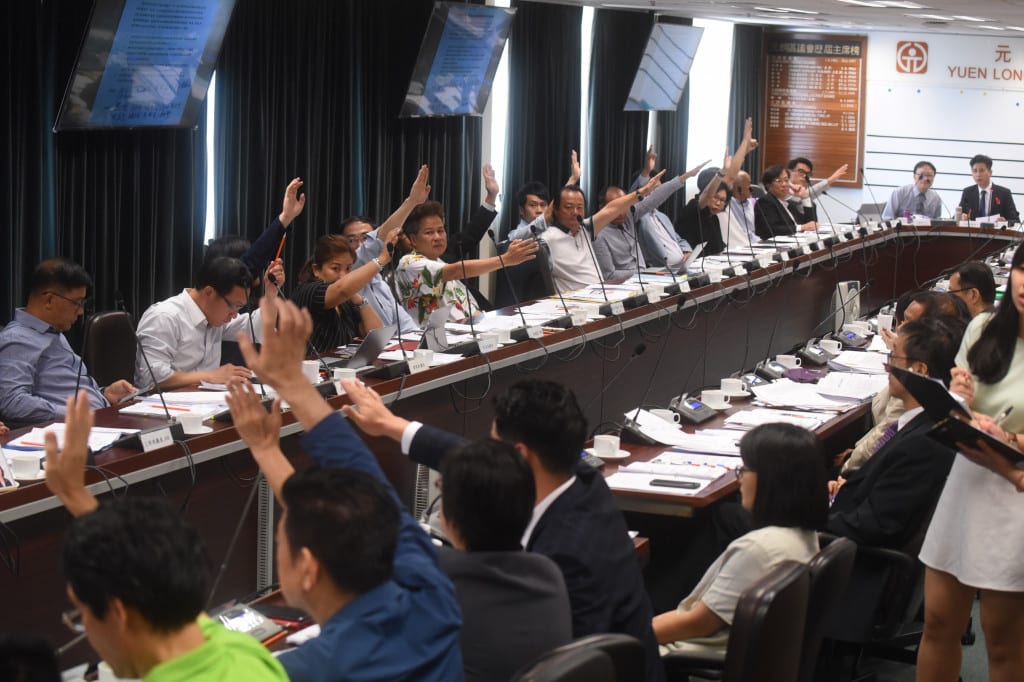 Một buổi bỏ phiếu tại cuộc họp của Hội đồng quận Yuen Long.