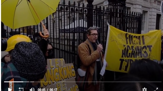 Ông Benedict Rogers phát biểu bên ngoài Văn phòng Chính phủ Anh Quốc, bày tỏ ủng hộ biểu tình Hồng Kông. 
