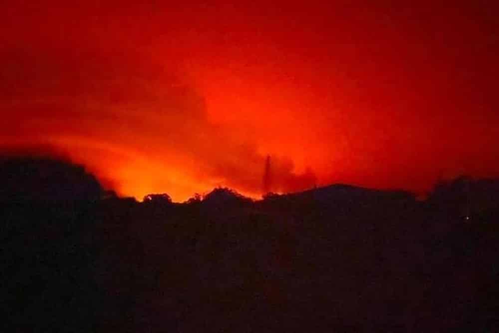 Úc: Bầu trời chuyển đỏ khi cháy rừng tới gần thị trấn ven biển