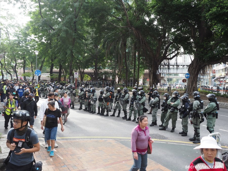 Cảnh sát Hồng Kông bao vây người biểu tình
