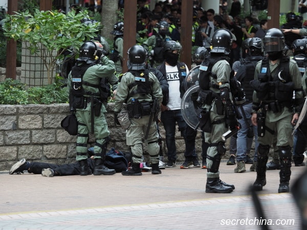 Cảnh sát Hồng Kông bao vây người biểu tình