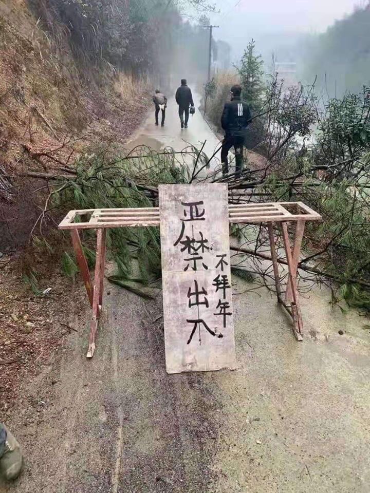 Người Trung Quốc ngăn đường để tự bảo vệ khỏi dịch bệnh