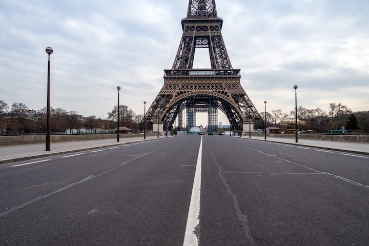 Ảnh chụp ngày 30/3/2020, Tháp Eiffel nổi tiếng ở Pháp vắng tanh vì đại dịch “viêm phổi Trung Cộng”. (Ảnh: UlyssePixel/Shutterstock)
