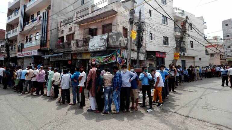 Người dân xếp hàng dài tại Krishna Nagar, Đông Delhi, để mua rượu sau khi giới chức cho phép mở cửa các cửa hàng bán rượu kèm theo một số hạn chế nhất định trong thời gian lệnh phong tỏa toàn quốc vẫn còn hiệu lực đến ngày 17/5