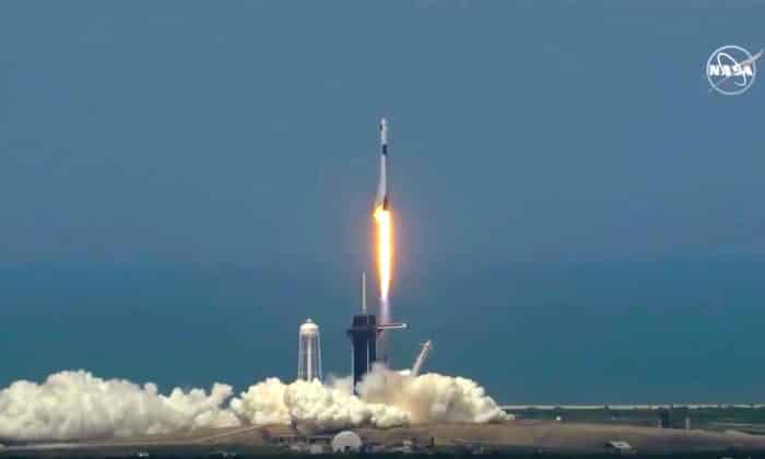 Tên lửa SpaceX Falcon 9 được phóng lên từ Trung tam Vũ trụ Kennedy vào chiều 30/5 (giờ Mỹ).