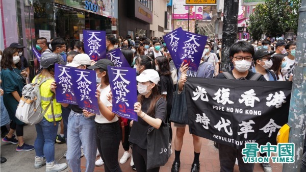 Người dân Hồng Kông tập trung biểu tình tại khu mua sắm sầm uất tại Vịnh Đồng La hôm 24/5.