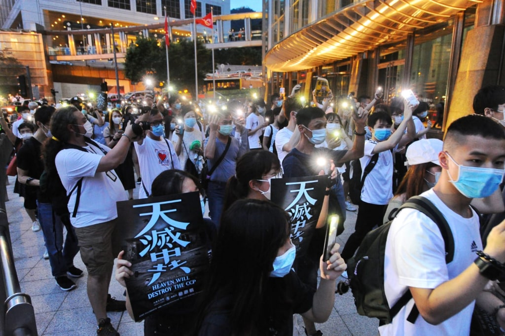 Người Hồng Kông diễu hành trước Trung tâm Cheung Kong. (Ảnh: Tống Bích Long / Epoch Times)