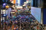 Tối ngày 6/9, hàng nghìn người Hồng Kông trên xuống đường phố ở Trung Hoàn diễu hành để kỷ niệm tròn một năm phản đối Dự luật Dẫn độ. Cuộc diễu hành sau đó đã bị cảnh sát dùng vũ lực xua đuổi. (Ảnh: Tống Bích Long/ Epoch Times).