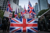 Người biểu tình Hồng Kông mang theo cờ Anh Quốc.