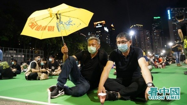 Năm nay là năm thứ 31 kỷ niệm Lục Tứ, người dân Hồng Kông không sợ lệnh cấm, kiên trì đến Công viên Victoria để thắp nến tưởng niệm. (Ảnh: Adrian / Vision Times)