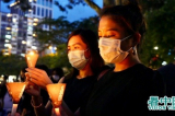 Năm nay là năm thứ 31 kỷ niệm Lục Tứ, người dân Hồng Kông không sợ lệnh cấm, kiên trì đến Công viên Victoria để thắp nến tưởng niệm.