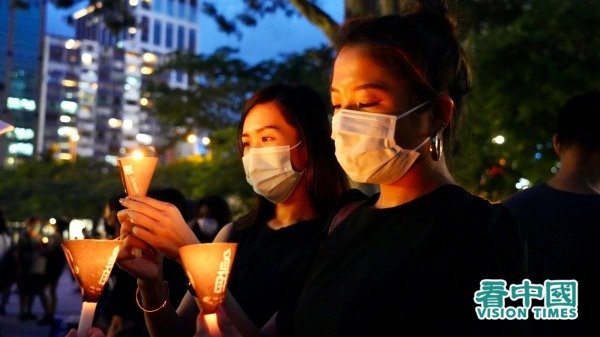 Năm nay là năm thứ 31 kỷ niệm Lục Tứ, người dân Hồng Kông không sợ lệnh cấm, kiên trì đến Công viên Victoria để thắp nến tưởng niệm.