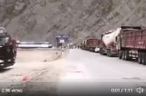 Theo video được chia sẻ trên mạng cho thấy, ĐCSTQ đang gấp rút chuyển quân đến biên giới Trung - Ấn, và xe cộ khác đã bị dừng hơn 24 giờ để nhường đường.