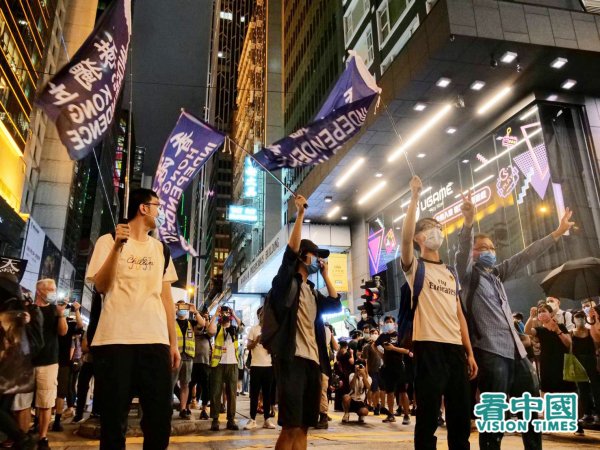 Tối ngày 6/9, hàng nghìn người Hồng Kông trên xuống đường phố ở Trung Hoàn diễu hành để kỷ niệm tròn một năm phản đối Dự luật Dẫn độ. Cuộc diễu hành sau đó đã bị cảnh sát dùng vũ lực xua đuổi. (Ảnh: Bàng Đại Vệ / Vision Times).