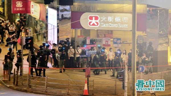Tối ngày 6/9, hàng nghìn người Hồng Kông trên xuống đường phố ở Trung Hoàn diễu hành để kỷ niệm tròn một năm phản đối Dự luật Dẫn độ. Cuộc diễu hành sau đó đã bị cảnh sát dùng vũ lực xua đuổi. (Ảnh: Bàng Đại Vệ / Vision Times).