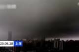 Lúc 1 giờ chiều ngày 28/6, bầu trời thành phố Thượng Hải đột nhiên tối sầm. (Ảnh cắt từ video).