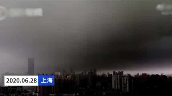 Lúc 1 giờ chiều ngày 28/6, bầu trời thành phố Thượng Hải đột nhiên tối sầm. (Ảnh cắt từ video).