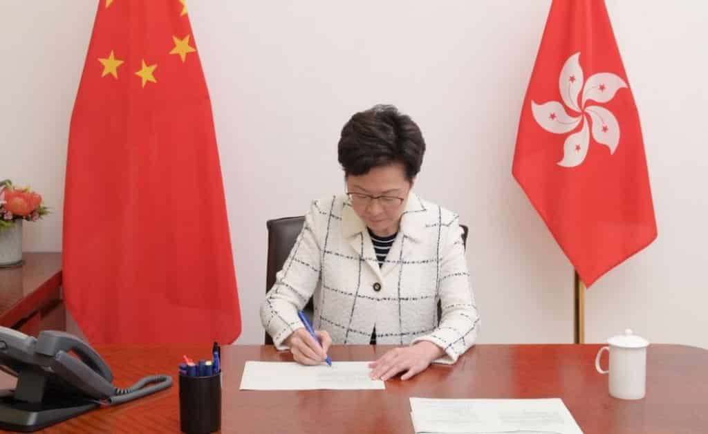Trưởng Đặc khu Hồng Kông hàng năm phải báo cáo chính phủ Trung Quốc về tình hình an ninh quốc gia Hồng Kông.
