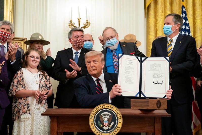Tổng thống Donald Trump ký luật GAOA ngày 4 tháng 8 năm 2020