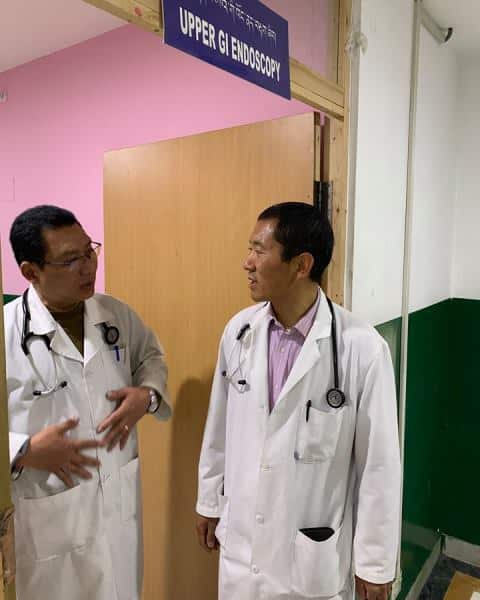 Thủ tướng Bhutan “làm thêm” nghề bác sĩ vào cuối tuần