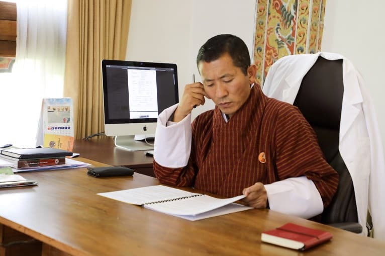 Thủ tướng Bhutan “làm thêm” nghề bác sĩ vào cuối tuần