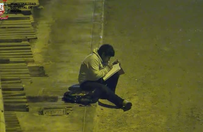 Cậu bé nghèo 12 tuổi ở Peru làm bài tập dưới ánh đèn đường