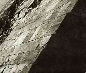 Bề mặt đá được đánh bóng, bao phủ ngoài kim tự tháp Dashu