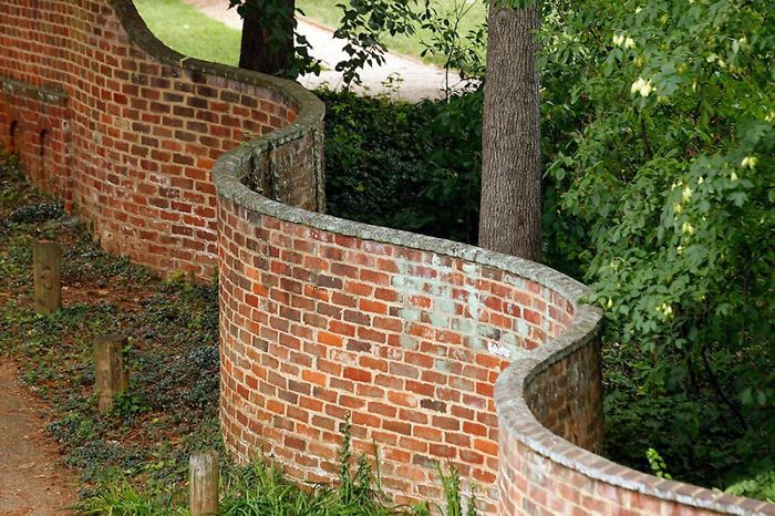 Một “đặc sản” của vùng Suffolk, Anh Quốc: Những bức tường lượn sóng