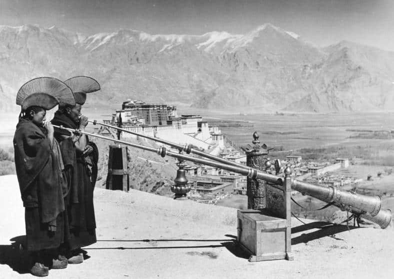 lạt-ma Tây Tạng nâng tảng đá bằng âm thanh 