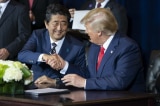 Nhật Bản thuê phiên dịch của ông Shinzo Abe để tăng cường quan hệ với cựu TT. Trump