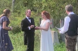 Cặp đôi tổ chức đám cưới ở biên giới Mỹ-Canada