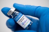 Pfizer kiện Ba Lan vì không mua thêm vắc xin COVID-19