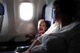 trẻ quấy khóc la hét trên chuyến bay