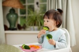 trẻ ăn rau