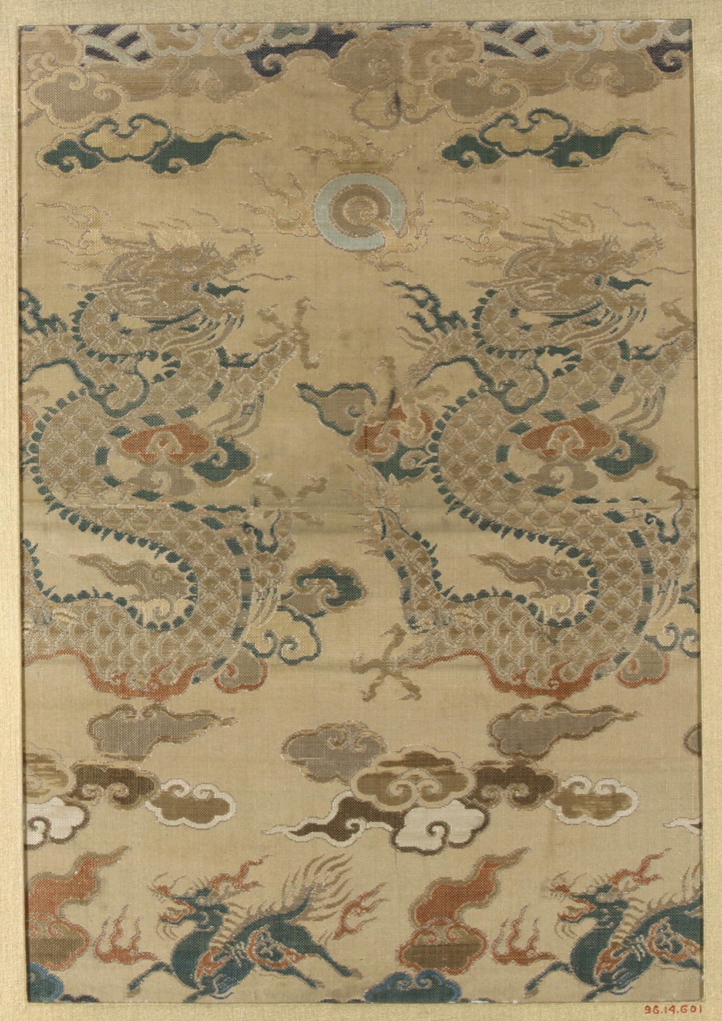 Tranh dệt hình tượng "Lưỡng long triều nhật", một mô-típ tiêu biểu thể hiện con rồng phương Đông quen thuộc. (Tranh: Metropolitan Museum of Art, Wikipedia, Public Domain)