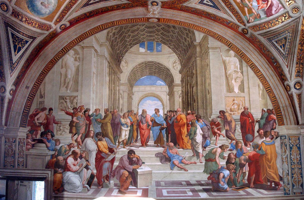 Bức “Học viện Athens” của họa sĩ Raphael vẽ năm 1511 tại Vatican. Đây là một bức tranh hết sức nổi tiếng, mà tâm điểm của nó là hai nhà hiền triết Plato và Aristotle đang tranh luận về tạo hóa của nhân loại. (Tranh: Wikipedia, Public Domain)