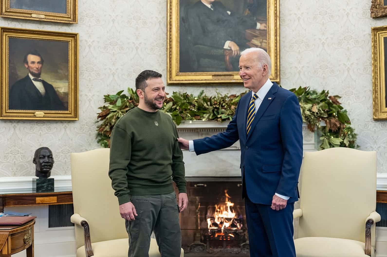 Tổng thống Mỹ Biden (bên phải) và Tổng thống Ukraine Zelensky (bên trái) trong Phòng Bầu dục, Tòa Bạch ốc, 21/12/2022 (Nguồn ảnh: Nhà Trắng)