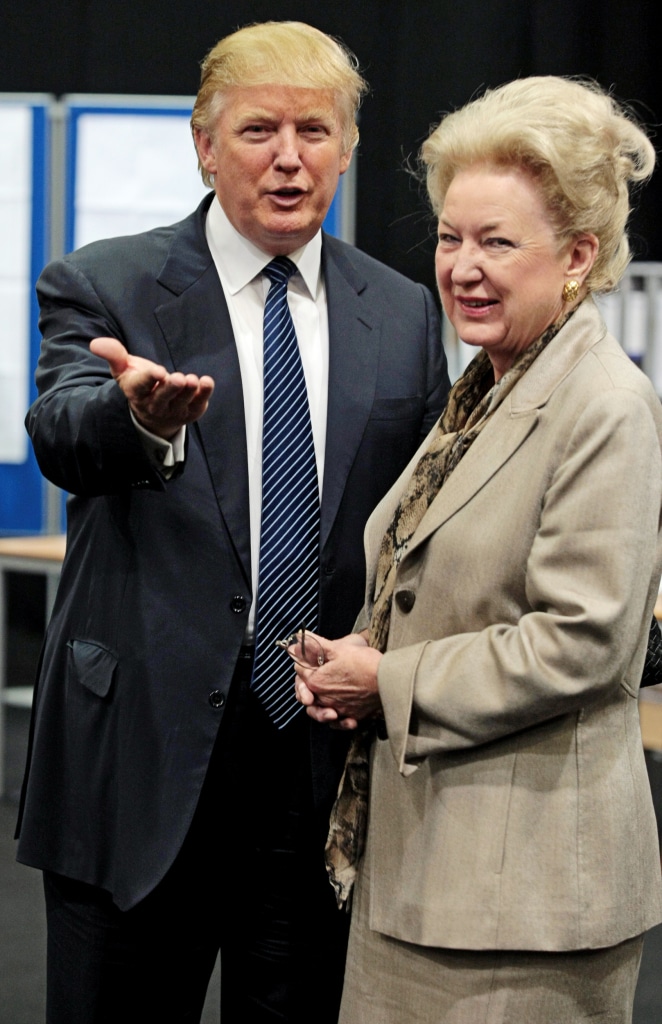 Ông Donald Trump chụp ảnh cùng chị gái Maryanne Trump Barry khi hai người tham dự một sự kiện tại Scotland vào ngày 10 tháng 6 năm 2008. (Nguồn ảnh: ED JONES/AFP via Getty Images)
