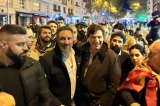 Tucker Carlson tới Tây Ban Nha cùng người dân biểu tình phản đối đảng cầm quyền