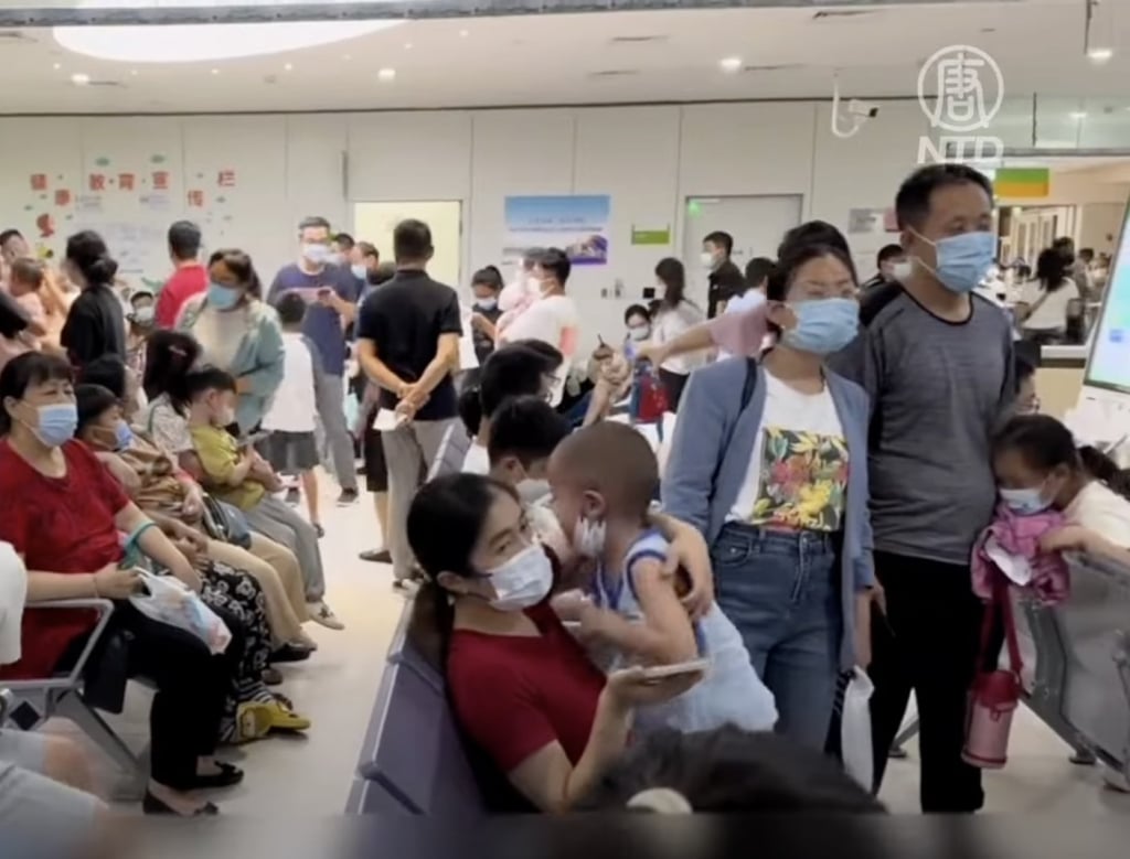 Kể từ tháng 9/2023, bệnh “viêm phổi Mycoplasma” bùng phát ở trẻ em ở Trung Quốc. Một bác sĩ Trung Quốc tiết lộ, kỳ thực đây là một biến thể của virus viêm phổi Vũ Hán (COVID-19). (Ảnh chụp màn hình video)