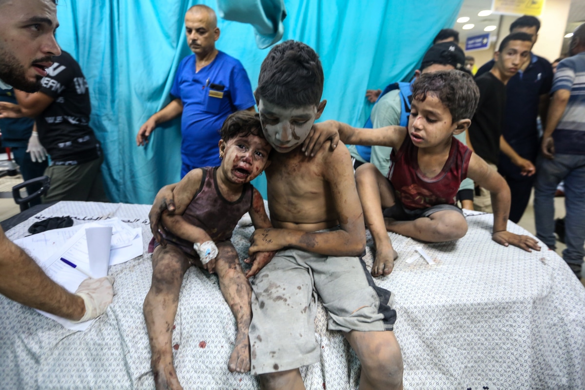 Hình ảnh về những trẻ em Palestine tại Gaza bị thương sau các vụ không kích của Israel vào bệnh viện Nasser Medical ở Khan Yunis , miền nam Dải Gaza vào ngày 4 tháng 10 năm 2023. (Nguồn ảnh: Ahmad Hasaballah/Getty Images)
