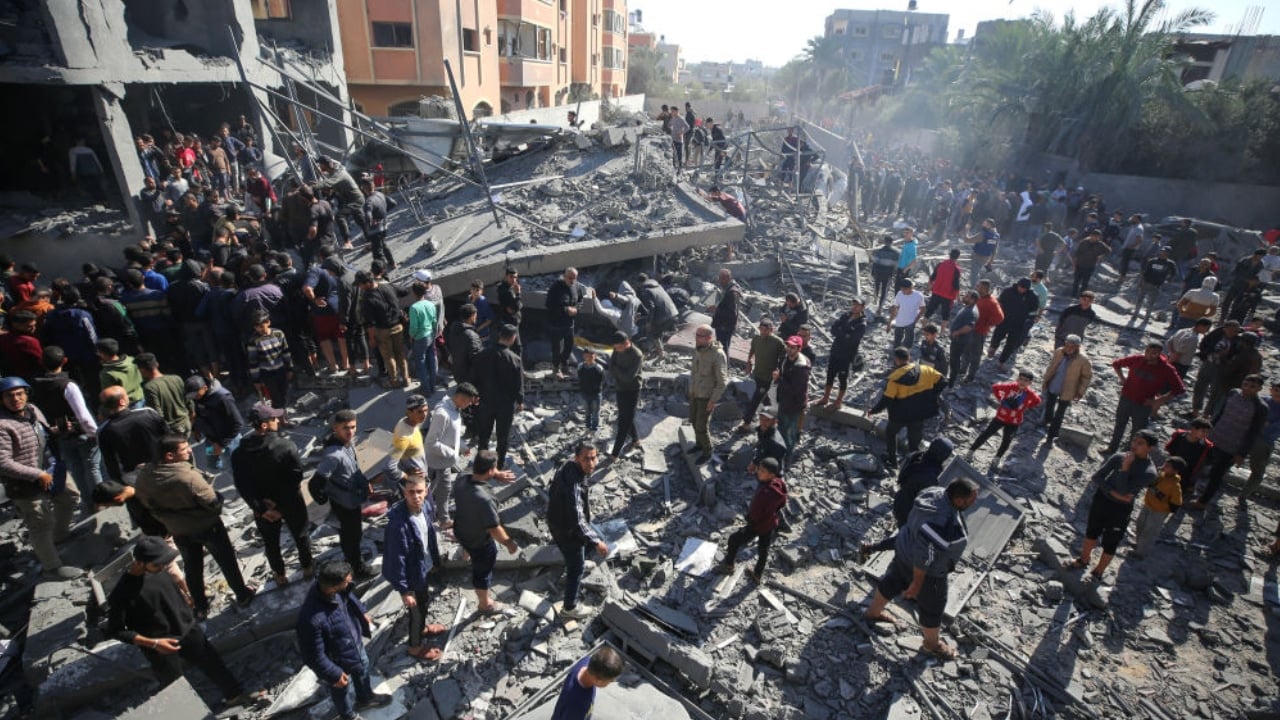 Người Palestine tìm kiếm người còn sống sót trong đống đổ nát của tòa nhà sau cuộc tấn công của Israel vào trại al-Maghazi ở trung tâm Dải Gaza hôm 11/12/2023. (Ảnh: -/AFP qua Getty Images)