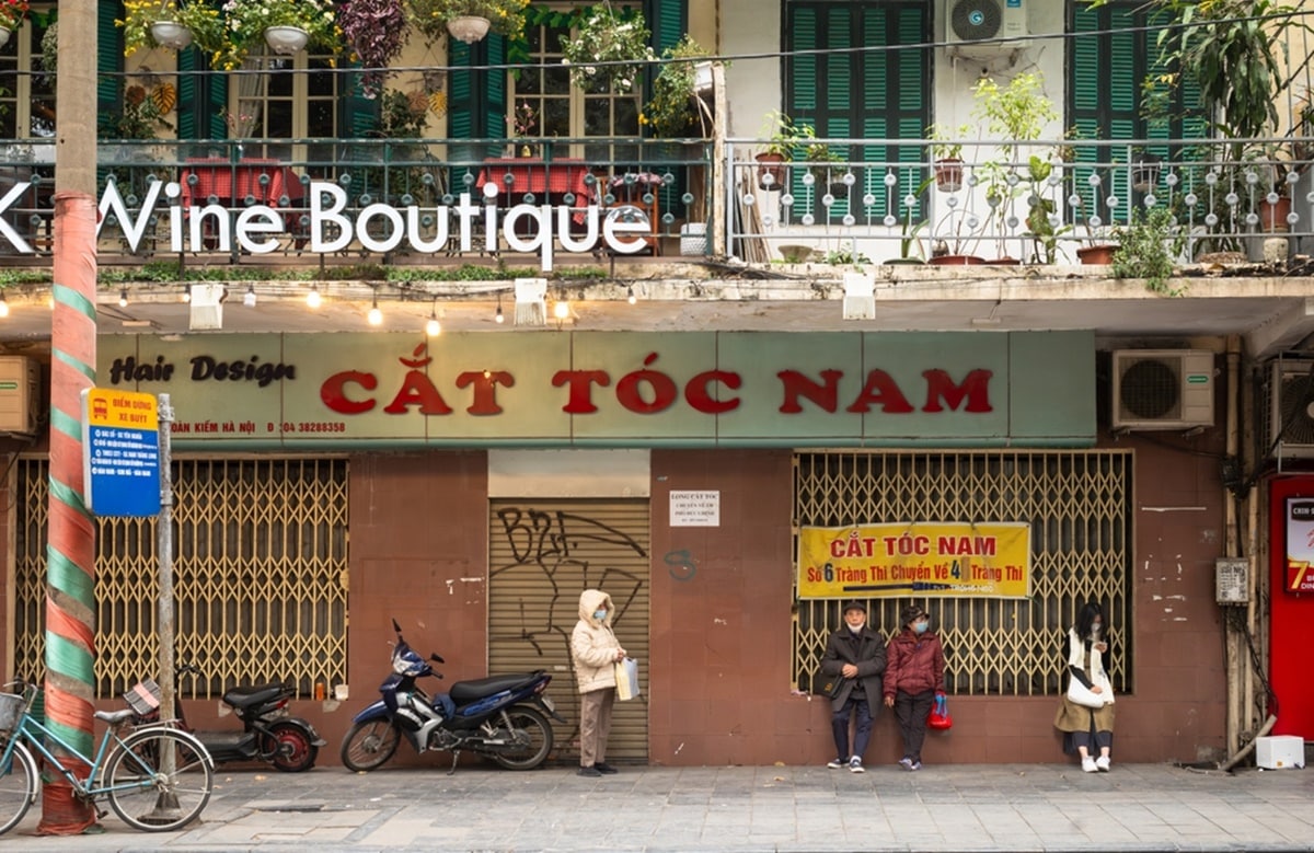 Middle-aged female barbers in Hanoi's subsidy-period barbershops
