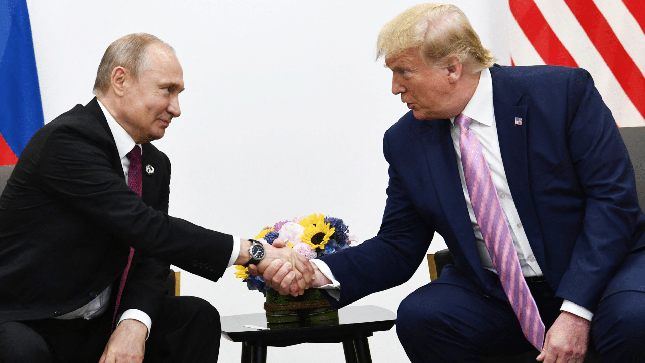 Cựu Tổng thống Mỹ Donald Trump tham dự cuộc gặp với Tổng thống Nga Vladimir Putin trong hội nghị thượng đỉnh G20 ở Osaka ngày 28 tháng 6 năm 2019. (Ảnh: BRENDAN SMIALOWSKI/AFP qua Getty Images)