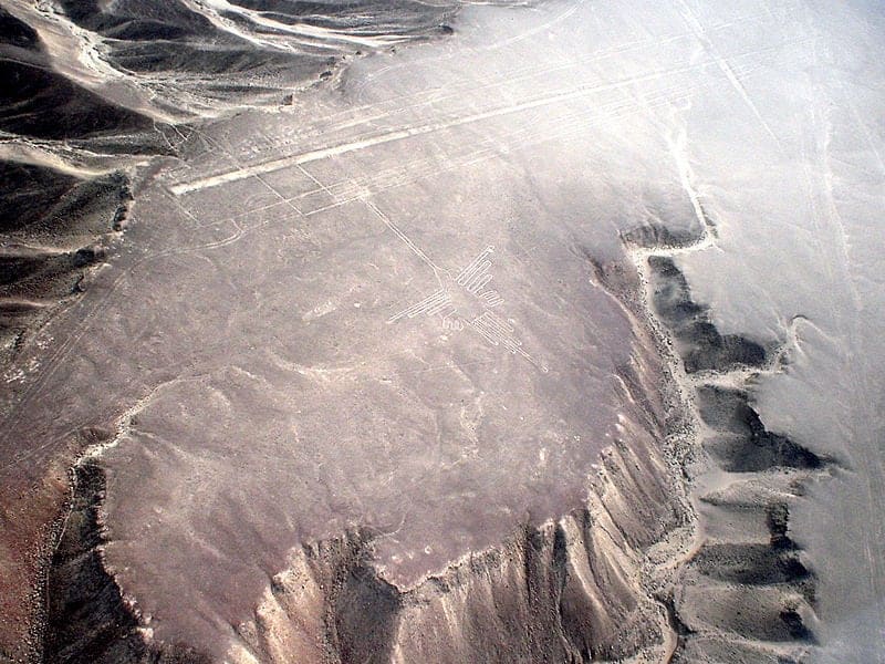Hình vẽ con chim ruồi trên cao nguyên Nazca. (Ảnh: Wikipedia)