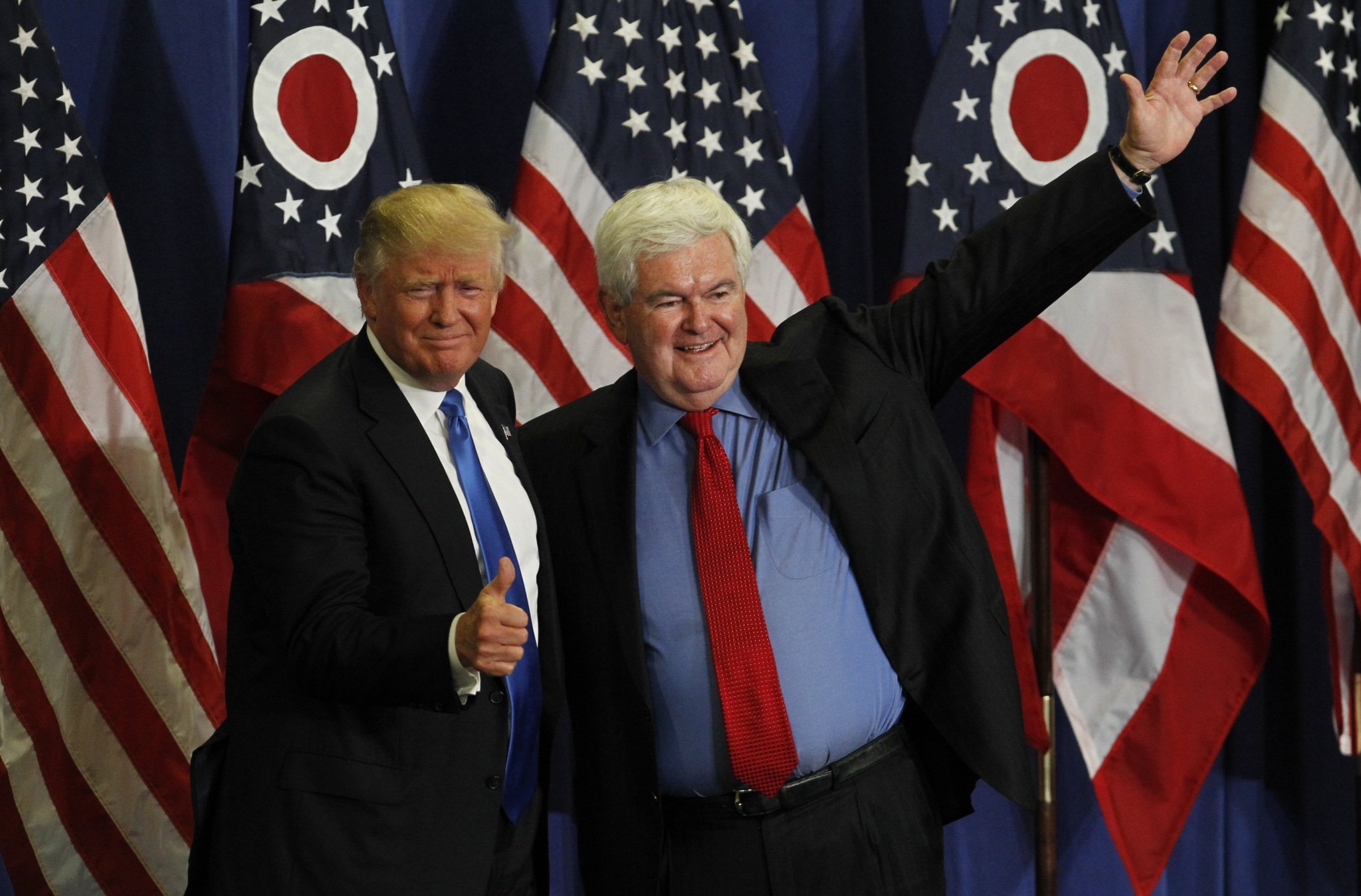 Cựu Chủ tịch Hạ viện Newt Gingrich (bên phải) chụp ảnh cùng ứng viên Tổng thống Donald Trump tại một cuộc vận động chiến dịch ở Cincinnati, Ohio vào ngày 6 tháng 7 năm 2016. (Nguồn ảnh: John Sommers II/Getty Images)