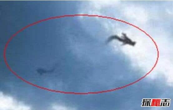 Ảnh chụp 1 con Rồng bay trong mây trong sự kiện xuất hiện vòi rồng ở Hồ Cao Bưu, thành phố Cao Bưu, Tỉnh Giang Tô, Trung Quốc vào lúc 5 giờ chiều ngày 6/9/2007