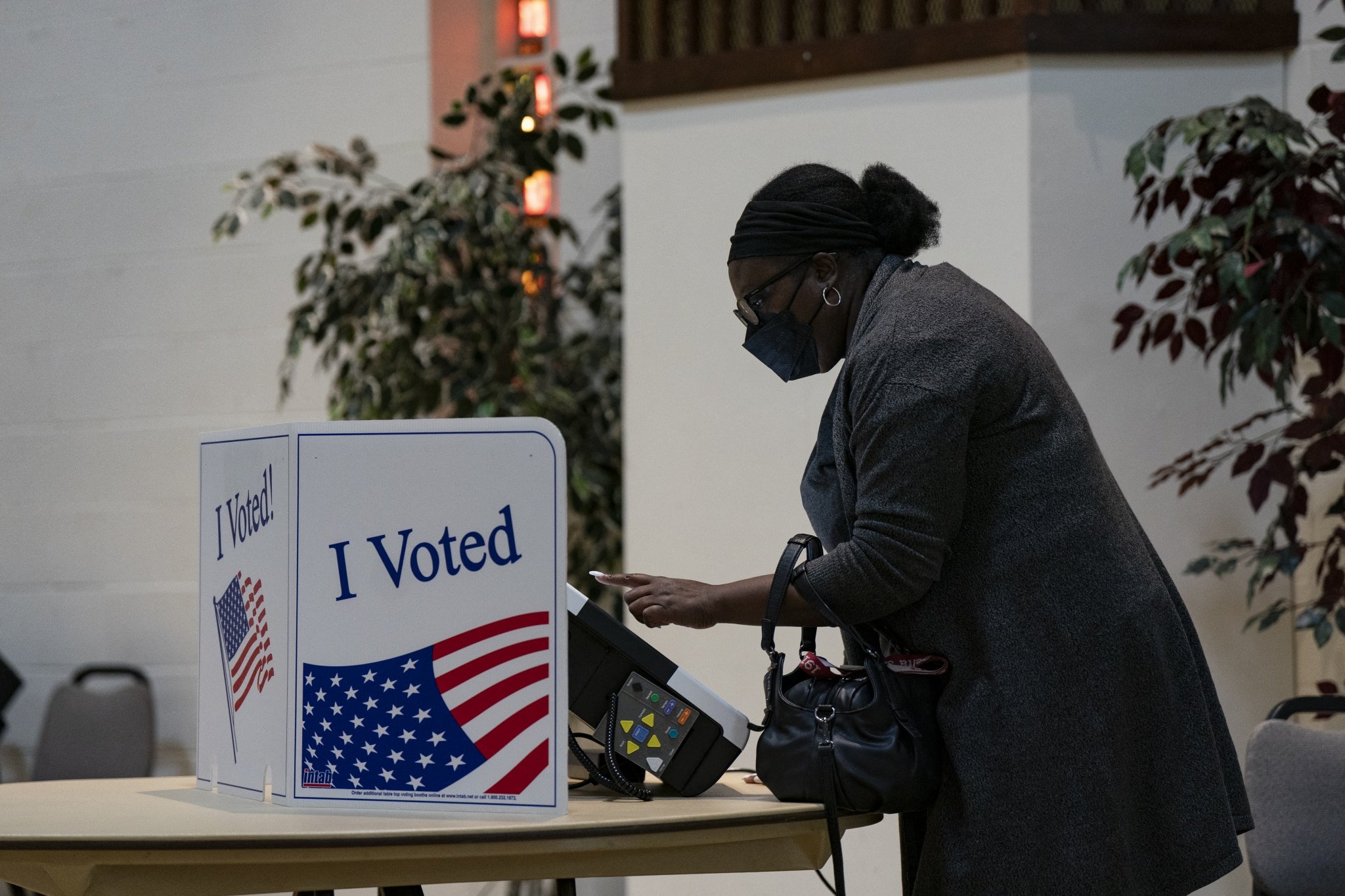 Một cử tri da đen bỏ phiếu bầu cử tổng thống sơ bộ 2024 của Đảng Dân chủ tại hòm phiếu ở Tây Columbia, Nam Carolina vào ngày 3 tháng 2 năm 2024. (Nguồn ảnh: ALLISON JOYCE/AFP qua Getty Images)
