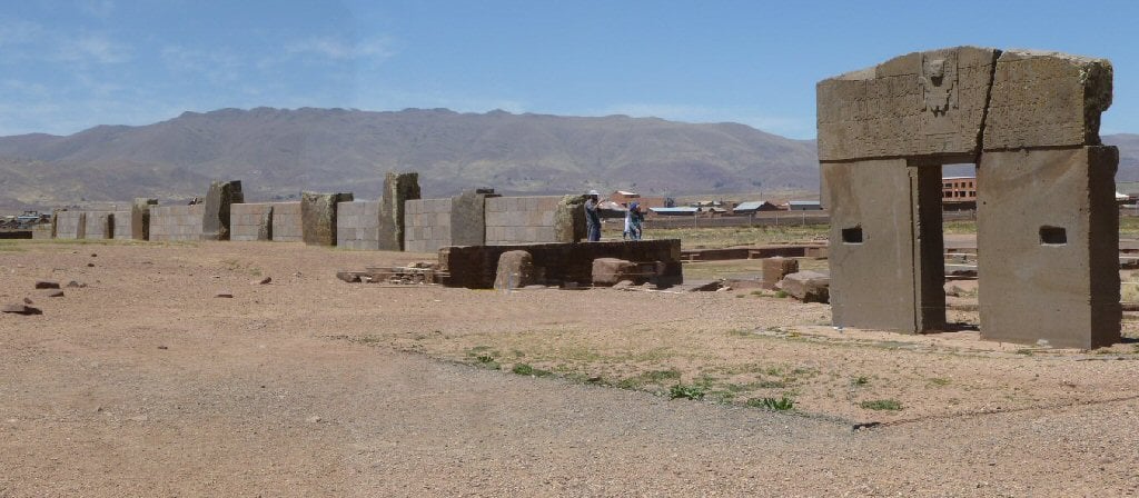 Hệ thống bức tường lịch đá gồm 11 cột đá bên cạnh cổng Mặt Trời (ảnh: atlantisbolivia.org)